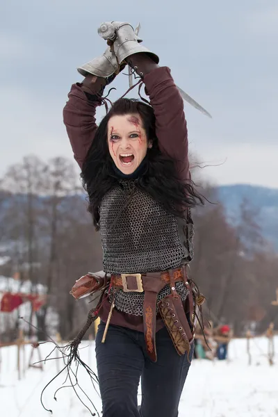 Kobieta w średniowiecznym stroju z mieczem — Zdjęcie stockowe