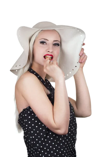 Attraktiv kvinna med hatt och äta choklad cookie — Stockfoto