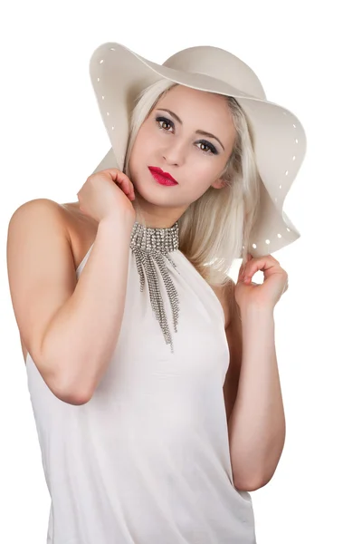 Bella giovane donna con collana di diamanti e un cappello, isolato — Foto Stock