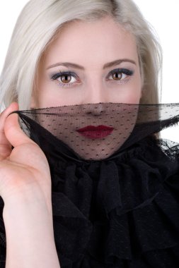 dantel yaka giyiyor, güzel genç bir kadın