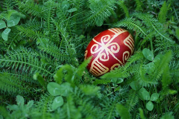 Croatian Easter egg made with traditional decorating techniques — Stock Photo, Image