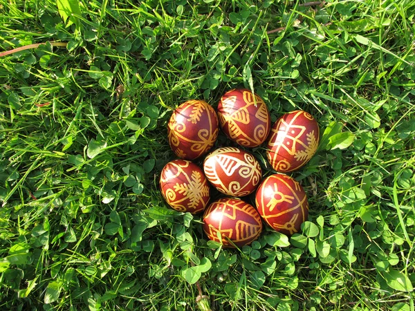 Chorvatská velikonoční vajíčko s tradiční zdobení techniky — Stock fotografie