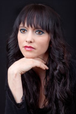 Güzel bir esmerin portresi