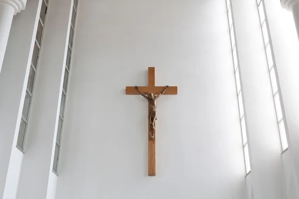 Jesús en una cruz en la iglesia — Foto de Stock