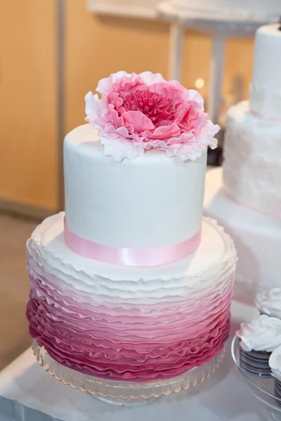 Magnifique gâteau de mariage avec fleur rose sur le dessus — Photo