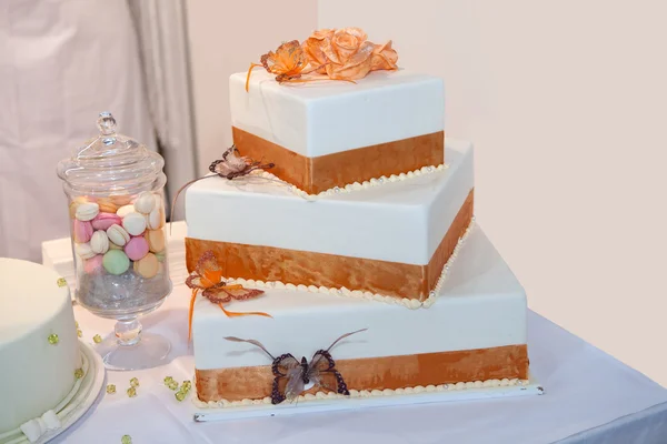 Bolo de casamento de três camadas — Fotografia de Stock