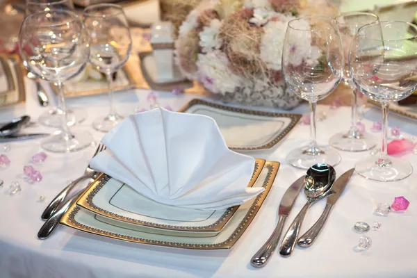 Tafel gedekt voor een bruiloft diner — Stockfoto