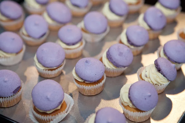 Gâteaux avec crème jaune et dessus violet — Photo