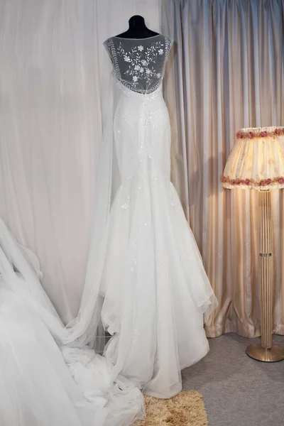 Hermoso vestido de novia en un maniquí en una tienda nupcial —  Fotos de Stock