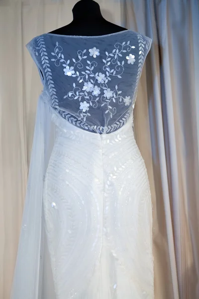 Güzel düğün elbise gelin bir dükkanda mankenin üzerinde — Stok fotoğraf