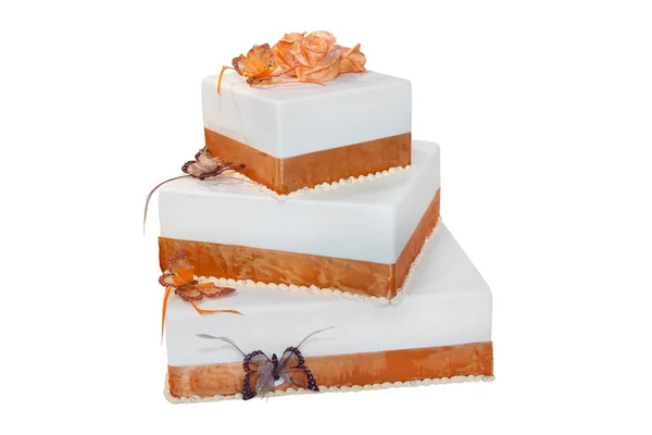 Трирівневий весільний торт ізольовано на білому — стокове фото