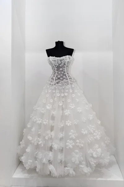 Hermoso vestido de novia blanco como la nieve en un maniquí —  Fotos de Stock