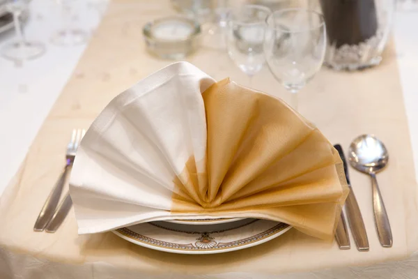 Elegante cena de boda en beige — Foto de Stock