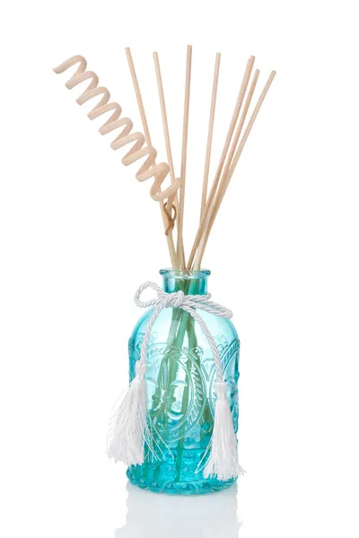 Голубая бутылка свежего воздуха с душистыми палочками, изолированная на белом — стоковое фото