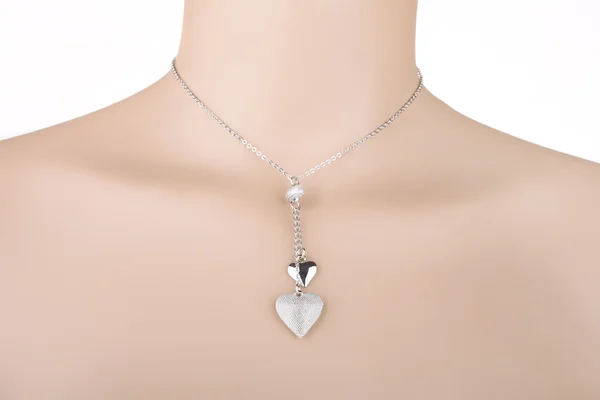 Mankenin üzerinde iki kalp kolye gümüş kolye — Stok fotoğraf