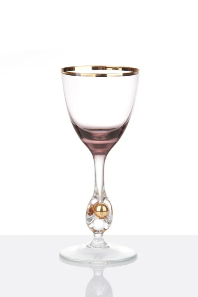 Copa de vino antiguo raro con reflejo, aislado en blanco — Foto de Stock