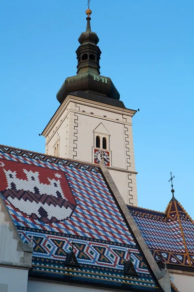 马赛克屋顶的 st 标志着教会在克罗地亚萨格勒布. — 图库照片