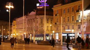 ban jelacic Meydanı, zagreb boyunca yürüyüş insanlar