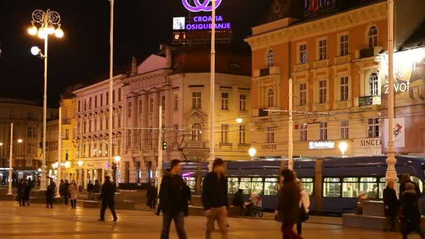 Pessoas caminhando ao longo da Praça Ban Jelacic em Zagreb — Vídeo de Stock