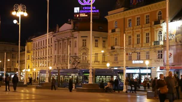 Τους ανθρώπους που περπατούν κατά μήκος στην πλατεία ban jelacic στο Ζάγκρεμπ — Αρχείο Βίντεο