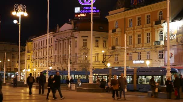 Gente caminando por la plaza Ban Jelacic en Zagreb — Vídeos de Stock