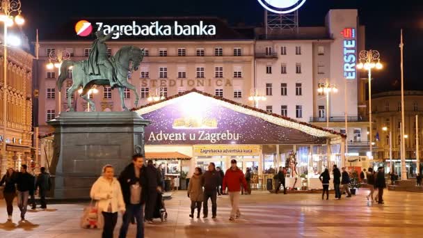 Ban Jelacic Square (Trg bana Jelacica) with the statue of Ban Josip Jelacic. — Stock Video