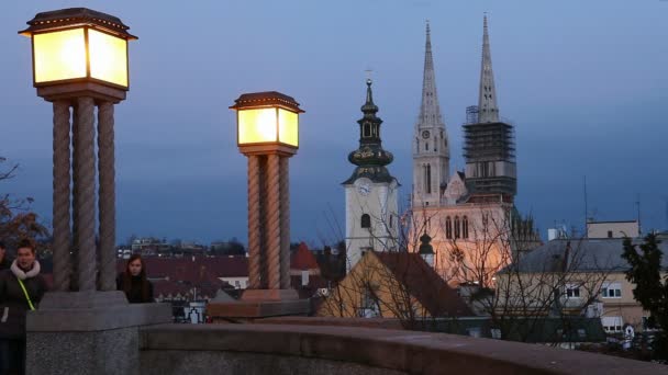 Night view towards the Zagreb Cathedral. — Stockvideo