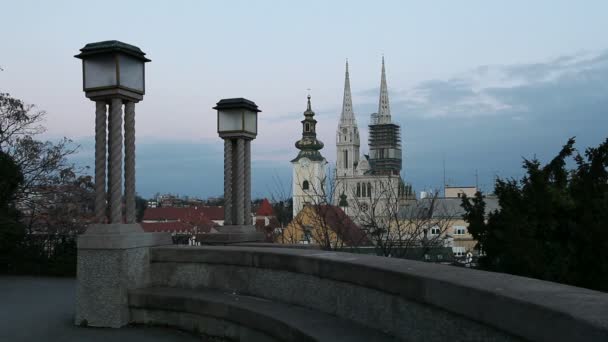 Widok na katedrę w Zagrzebiu, Chorwacja. — Wideo stockowe