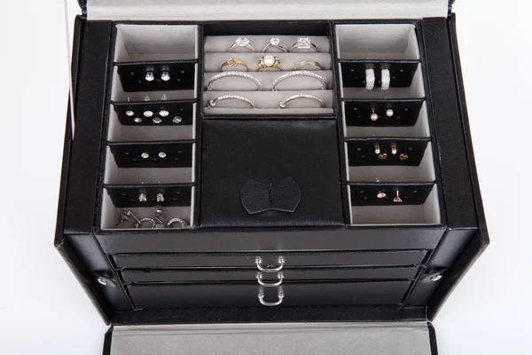 Caja de joyería de cuero negro con joyas en el interior — Foto de Stock