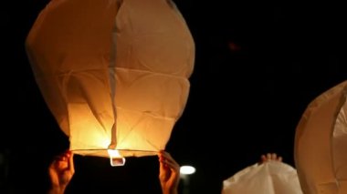 Erkek el kağıt fener tutmak