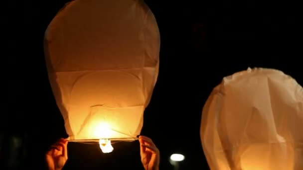 Manos masculinas sosteniendo linterna de papel — Vídeo de stock