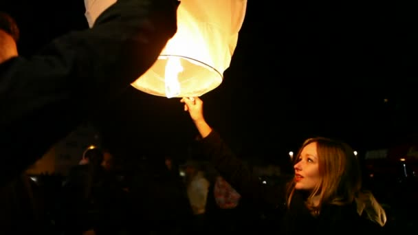 Menina liberando lanterna de papel — Vídeo de Stock
