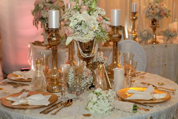 Luxurious wedding dinner with golden theme — Stock Photo, Image