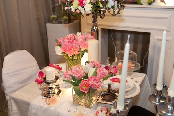 Table decorated with candles and tulips — Stock Photo, Image