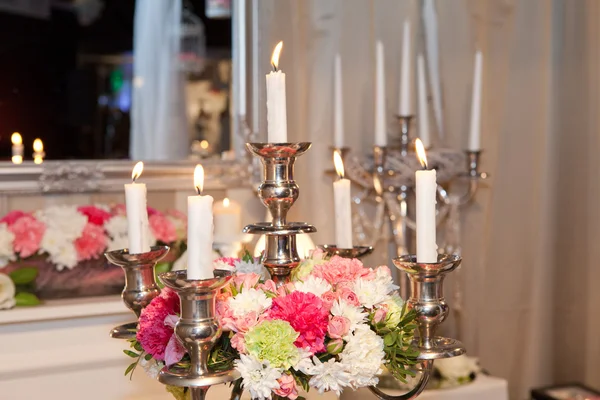 Suporte de vela decorado com flores — Fotografia de Stock