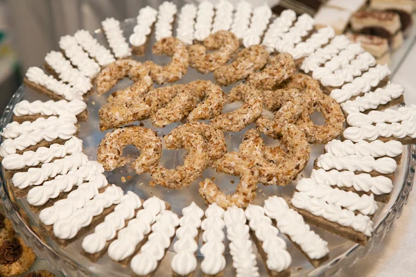 Lanches de merengue e biscoitos de noz em uma chapa — Fotografia de Stock