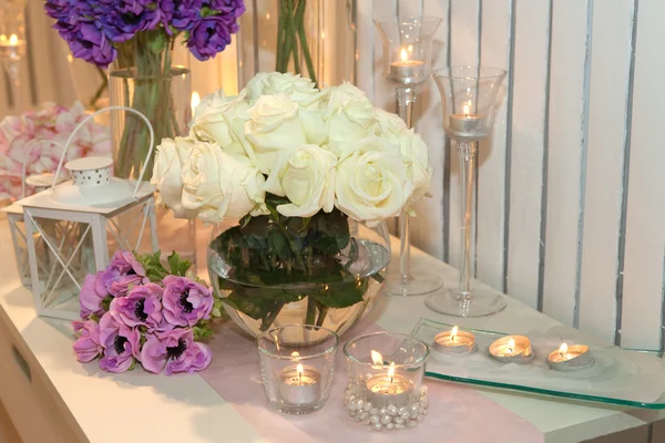Mesa decorada com velas e rosas brancas — Fotografia de Stock