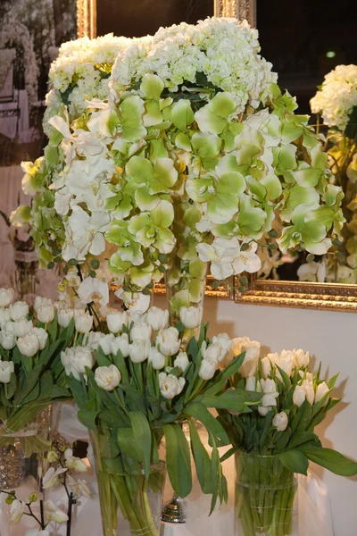 Fehér tulipánok és orchideák — Stock Fotó