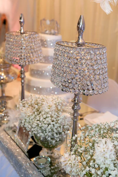 Lâmpadas de cristal bonitas decorando a mesa — Fotografia de Stock