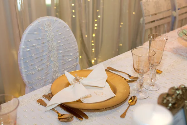 Luxuriöses Hochzeitsessen im goldenen Thema — Stockfoto