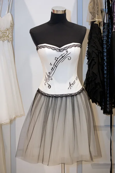 Krásné koktejlové šaty na exponáty v svatební shop — Stock fotografie