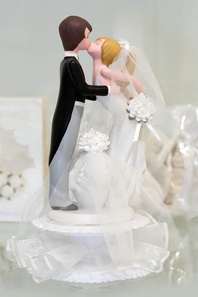 Bride and groom figurines kissing — Stock Photo, Image