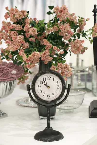 Antieke clock en rozen — Stockfoto