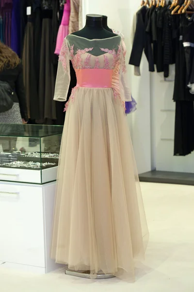 신부 상점에 마네킹에 아름 다운 베이 지 드레스 — 스톡 사진