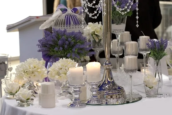 Mesa decorada com velas, lavanda e rosas brancas — Fotografia de Stock