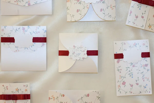 Handgemaakte bruiloft uitnodiging gemaakt van papier — Stockfoto