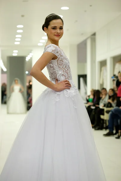 Modelo de moda en vestido de novia — Foto de Stock