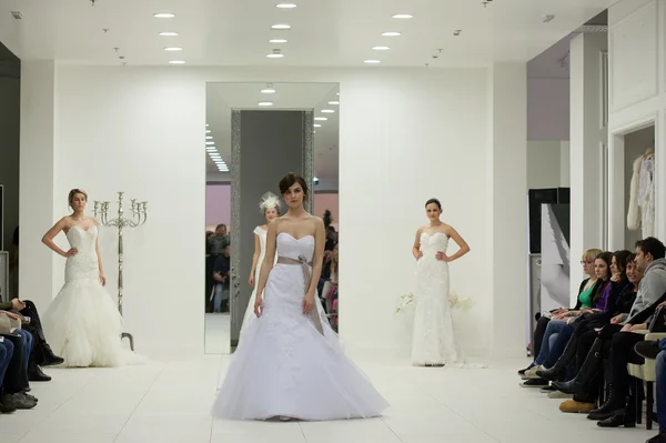 Модные модели в свадебных платьях — стоковое фото