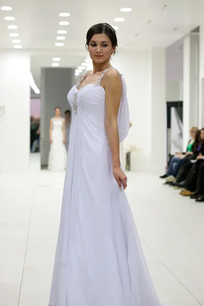 ウェディング ドレスのファッションモデル — ストック写真