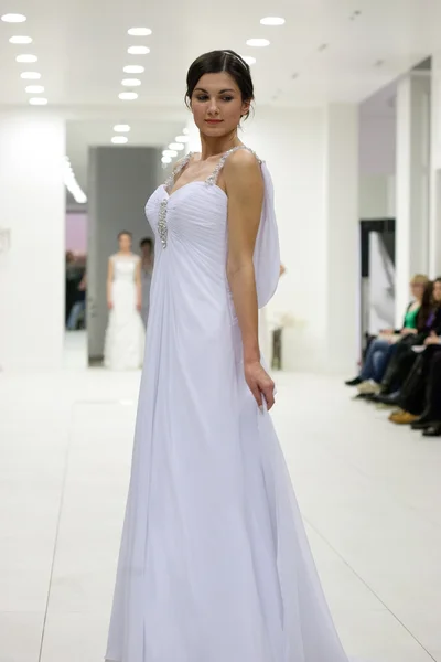 Modèle de mode en robe de mariée — Photo